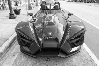 Miami Beach, Florida USA - 15 Nisan 2021: Kırmızı Polaris sapanı, ön manzara. Üç tekerlekli motosiklet..