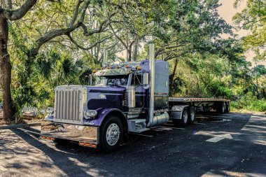 Amerikan tarzı kamyonet. Ulaşım konsepti. Yol yük vagonları. Yarı kamyon aracıyla kamyonculuk. Amerika 'da bir kamyonet. Yük gemisi karavanı taşımacılığı. Kamyon römorku taşıyor.