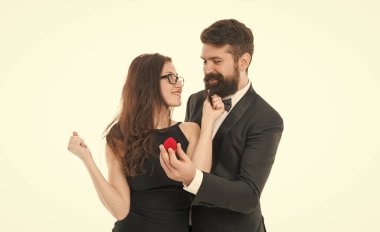 Aşık olmak. Smokinli adam ve zarif kız. Sevgililer günün kutlu olsun. Birbirine aşık çiftler. Erkek yüzük sahibi kadın. Evlen benimle. Evlilik teklifi için ona nişan yüzüğü ver. Özel durumu kutla.