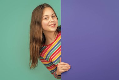 Boş mavi kağıdın arkasında reklam için fotokopi alanı olan neşeli kız..