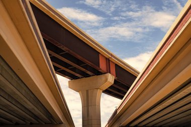 Ulaşım sisteminin üstgeçit mimarisi. Otobanda köprü üstü. Yapısal üstgeçit. Köprünün üst geçit yapısı. Yapısal yol. Yol ayrımı. Kentsel üstgeçit.
