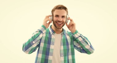 Bin yıllık müzik aşığının görüntüsü. Milenyum adamı beyazın izole edilmiş müziğini dinle. Milenyum adamı stüdyoda müzik kulaklığı takıyor. Milenyum adamı arka planda müzik dinliyor..