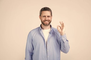 Mükemmel bir jesti olan adam. İyi bir jestle mükemmel bir adam Grey 'de izole edilmiş. Stüdyoda iyi bir jest yapan mükemmel bir adam. Mükemmel bir adamın fotoğrafı, tamam mı?.