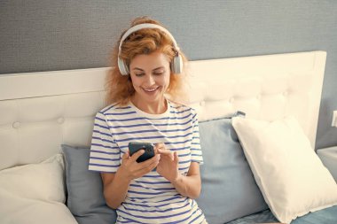 Kadın blog yazarı gülüşünün uzaktan kumandası var. Uzaktan çalışan kadın blogcu. Uzak blogcu kadın.