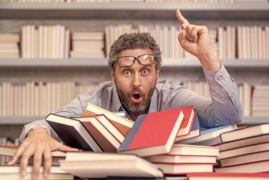 Okul eğitimi. Okula dönüyorum. Kitaplı üniversite eğitimi. Okul öğretmeni eğitimi sever. Okul kütüphanesindeki kitap kurdu ineği. Üniversite profesörü öğrenip öğreniyor. Dahice fikirlerden esinlendim.