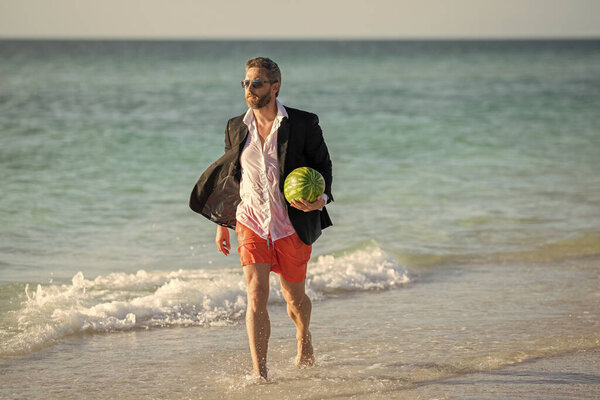 Летние каникулы и туристическая концепция. бизнесмен на пляже. Бизнесмен с арбузом. Летние каникулы. Успешный бизнесмен в отпуске. Горячий летний бизнес. Бизнес и солнце.