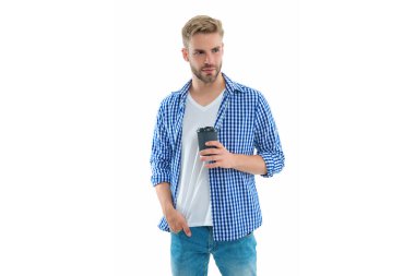 Adam arka planda sabah kahvesi tutuyor. Stüdyoda sabah kahveli bir adam. Sabah kahveli bir adamın fotoğrafı. Sabah kahvesi içen adam beyaz tenli..