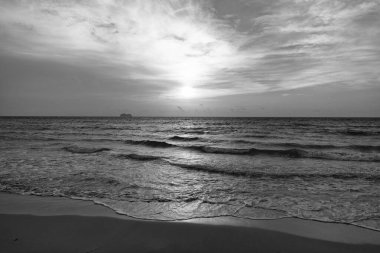 Gün batımında cennet gibi deniz manzarası. Gün batımında deniz manzaralı gökyüzü. Gün batımında deniz manzarasının fotoğrafı. Deniz manzaralı doğa gün batımında.