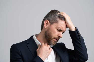İş sorunları. Baş ağrısı migreni. Migreni olan takım elbiseli bir iş adamı. İş adamının ağrısı yüzünden migreni tuttu. Yorgunluk. Yorgun adam baş ağrısından muzdarip..