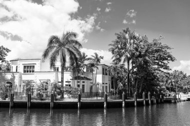 Deniz manzaralı ve özel rıhtımı olan lüks bir yazlık villa. Modern villa yaz tatili için ideal. Akdeniz 'deki muhteşem villa. Güneşli bir yaz gününde palmiye ağaçları olan güzel bir villa..