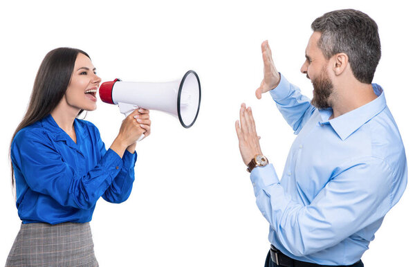 Решение конфликта. Концепция соперничества. бизнес-конфликт. деловая женщина, кричащая на сотрудника в громкоговорителе изолированы на белом. У босса бизнеса конфликт с партнером по поводу повышения. избежание конфликтов.
