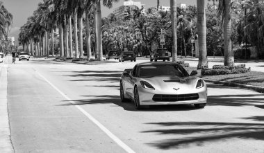 Miami, Florida ABD - 25 Mart 2023: Beyaz Chevrolet Corvette C7 Z06 Z07 Style 2 Style Karbon Fiber Ön tampon Alt Dudak Kırıcı, ön görüş.