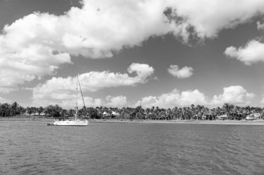 Limana yanaşmış bir seyahat yatı görüntüsü. Yazın yat limanında seyahat etmek. Seyahat tatilinde yat limanı. limandaki seyahat yatı.