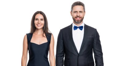 Çift poz veriyor. Beyaz giysili şık bir çift. Kadın ve erkek zaman zaman çıkıyorlar. Romantik aşk. Sevgililer Günü. Zarif giyimli bir çift. Resmi erkek ve kadın. Şık yoldaşlar..