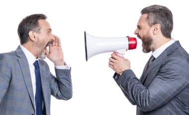 İş adamı reklamını yapıyor. Reklam konsepti. İş fikri reklamı. Hoparlörden bağıran işadamı patronu beyazdan izole edilmiş. İşadamı tanıtımcıda çatışma var.