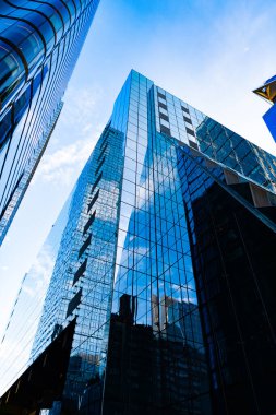 Camlı bir gökdelen. Modern cam bina. Metropolis City 'deki gökdelen. Şehir merkezinde gökdelenli. İş bölgesindeki ofis binası. Gökdelen mimarisi. Ebedi güzellik.