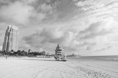 Miami sahilinde çizgili cankurtaran. Yazın Miami sahilinde cankurtaran. Miami plaj tatilinde cankurtaran. Miami sahilindeki cankurtaranın fotoğrafı..