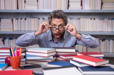 Öğretmenler gününde bilgi ve eğitim almak için sınav kitaplarını okumaya hazır olun..