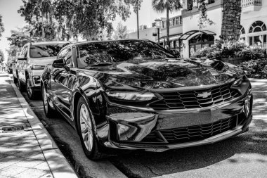 Miami, Florida ABD - 25 Mart 2023: Siyah 2016 Chevrolet Camaro 1LT Chevy araç, ön görüş.