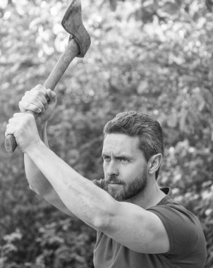 Baltayla vurulmuş bir adam. Dışarıdaki adam baltayla vurulmuş. Balta ile vurulan adamın fotoğrafı. Adam baltayla vurulmuş..