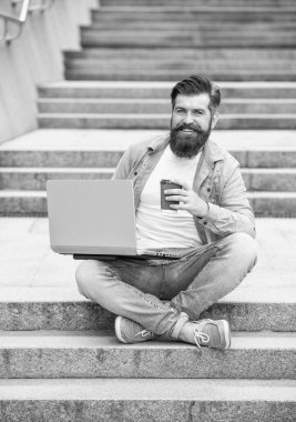 Neşeli serbest çalışan adamın dizüstü bilgisayarında görüntülü arama var. Freelancer 'ın dışarıda görüntülü görüşmesi var. Freelancer 'ın kahve molasında video görüşmesi var. Man Freelancer 'ın dışarıyla görüntülü görüşmesi var..