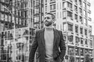 Ceketli beyaz adam imajı var. Beyaz adam tarzı açık hava. Sokakta beyaz adam stili. Kafkasyalı erkek tarzı dışarıda..