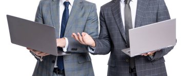 İşadamları serbest çalışıyor. İş çevrimiçi. Serbest çalışan adamlar dizüstü bilgisayarda çalışıyor. Dizüstü bilgisayarlı takım elbiseli işadamları beyaza izole edilmiş. Uzaktan kumanda. İşadamları e-postayı kontrol ediyor. kırpılmış görünüm.