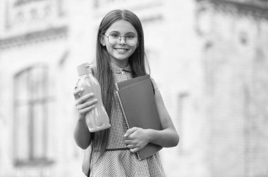 Eylül 'de gülümseyen okul kızı. Eylül sezonunda liseli kız. Eylül ayının açık hava okulundaki kız öğrenci. Eylül 'de okuldaki kızın fotoğrafı..