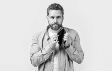 Stüdyoda boş cüzdanı olan parasız bir adam. Elinde cüzdanı olan parasız bir adam. Cüzdanlı parasız bir adamın fotoğrafı. Stüdyonun arka planında cüzdansız bir adam var..