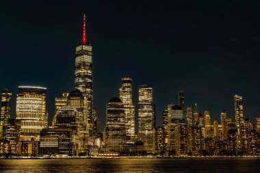 Metropolitan şehri New York, Manhattan 'ın gökdelen manzarası. Gökdelen mimarisi olan Manhattan şehir manzarası. New York 'un gece silueti olan Manhattan. New York 'un Manhattan' ı.
