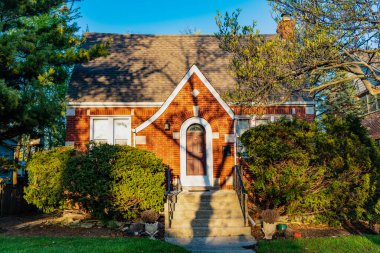 mülkiyet ve mimarlık. Mahalledeki bir mülk. Lüks, lüks bir mahalle mahalle mahallesi manzarası. Emlak sigortası ve gayrimenkul. Banliyö mahallesi.