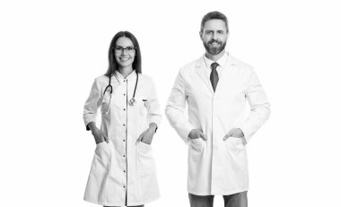 Neşeli terapist doktor ve hemşire stüdyoda. Terapist doktor ve hemşirenin fotoğrafı beyaz önlük giyiyor. Doktor terapist ve steteskoplu hemşire. Doktor ve hemşire beyazlar içinde..