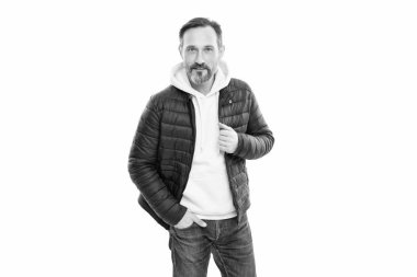 Adam gülümsüyor ve stüdyoda kalın bir ceket giyiyor. Olgun bir adam için sonbahar ceketi. Olgun bir adamın kalın ceketi. Ceketli olgun bir adam beyaz arka planda izole edilmiş..