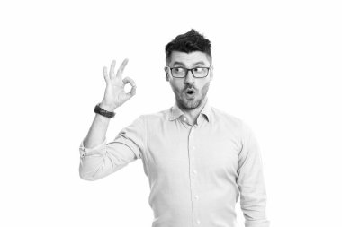 Şok olmuş iş adamının jesti. Yetişkin iş adamı iyi bir hareket gösteriyor. Beyaz arka planda izole edilmiş bir iş adamı. Stüdyoda iş adamı.
