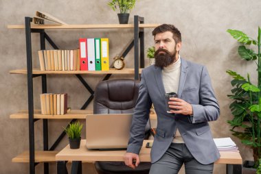 Düşünceli patron mesai saatinde kahve molası veriyor..