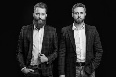 Resmi giyinen adamlar siyah arka planda izole edilmiş. Resmi giysili sakallı adamlar. Forma giyen zarif erkekler..