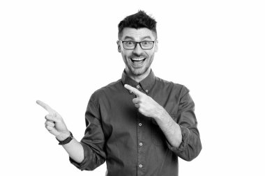 Kafkasyalı yönetmen stüdyoyu işaret etti. Yönetmen beyaz arkaplandan izole edilmiş. Gözlüklü yönetmen. Yetişkin yönetmen tişört giyiyor.