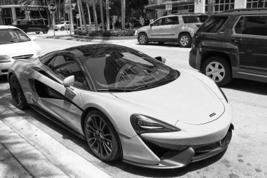 Miami Beach, Florida ABD - 15 Nisan 2021: beyaz Mclaren 570 üstü açık spor araba, ön köşe manzaralı yüksek açı.