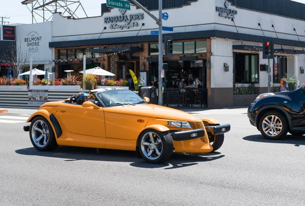 Long Beach, Kaliforniya ABD - 31 Mart 2021: Sarı Chrysler Plymouth Prowler 'ın klasik arabası.