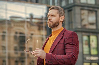 Kafkas tarzı bardaklar dışarıda. Ceketli, beyaz adam tarzı bir fotoğraf. Beyaz adam tarzı açık havada. Sokakta beyaz adam stili.