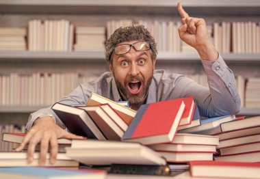 Kitaplı üniversite eğitimi. Okul öğretmeni eğitimi sever. Okul kütüphanesindeki kitap kurdu ineği. Üniversite profesörü öğrenme ve öğrenme. Okul eğitimi. Okula dönüyorum. fikir ilham.