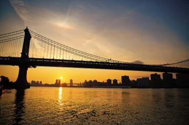 Aşağı Manhattan 'ı Canal Caddesi' nden Brooklyn 'e bağlayan köprü. New York şehir mimarisi. New York 'taki Manhattan Köprüsü. Manhattan 'daki tarihi köprünün mimarisi. New York 'ta gün batımı.