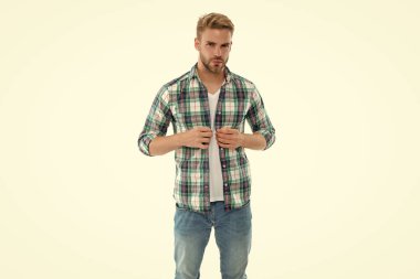 Stüdyoda sıradan bir genç adam. Kareli gömlek giyen sıradan bir adamın fotoğrafı. Sıradan bir adam beyazda izole edilmiş. Arka planda sıradan bir adam.