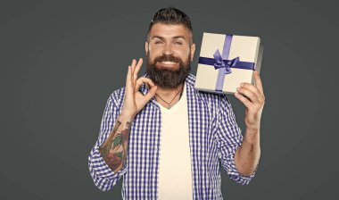 Gri arka planı olan olgun sakallı adam..