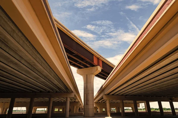 Köprünün üst geçit yapısı. Yapısal yol. Yol ayrımı. Ulaşım sisteminin üstgeçit mimarisi. Otobanda köprü üstü. Perspektifte yapısal üstgeçit.