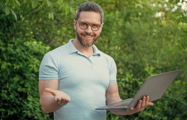 Çevrimiçi bilgisayarda neşeli programcının fotoğrafı..