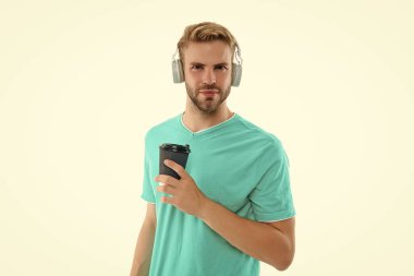 Geçmişinde bin yıllık yaşam tarzı olan genç bir adam. Stüdyoda bin yıllık yaşam tarzı olan bir adam. Bin yıllık yaşam tarzına sahip bir adamın fotoğrafı. Bin yıllık yaşam tarzına sahip bir adam beyazlar içinde izole edilmiş..