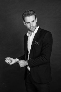 Siyah arka planda takım elbiseli yakışıklı işadamı, iş adamı.