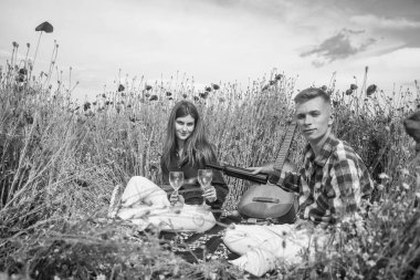 Aşk ve romantizm. Afyon. İlkbahar kırsalında. Çiçek tarlasında gitar çalan aşıklar. Müzik. Birbirine aşık çiftler. Haşhaş tarlasında bir adam ve kadın. Yaz çiçeği çayırı. Gelincikler arasında romantik bir çift.