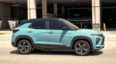 Miami Beach, Florida ABD - 15 Nisan 2021: Blue Chevrolet Trailblazer RS SUV, yan görüş.
